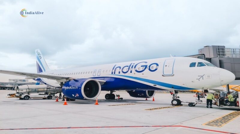 हवाई अड्डे पर खड़ा इंडिगो विमान, हालिया विमान हादसे और भारतीय विमानन सुरक्षा जांच से जुड़ा दृश्य