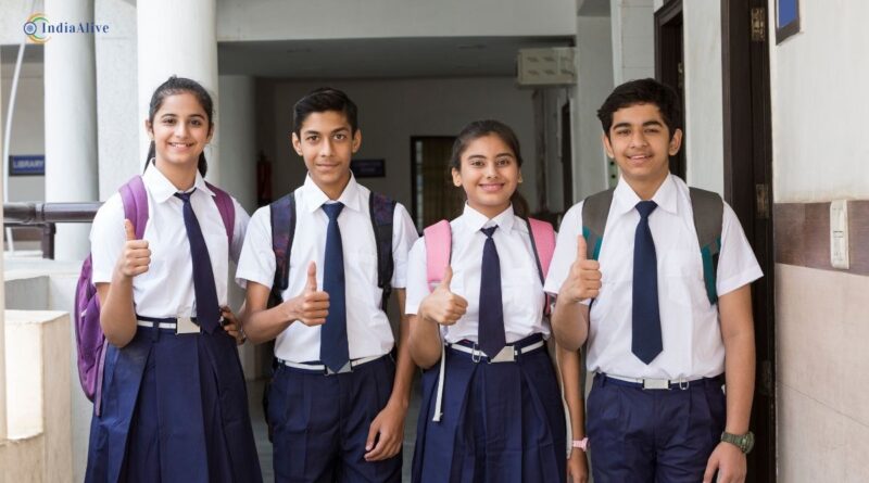 आधुनिक सोच के साथ आगे बढ़ते भारतीय युवा छात्र और उनका आत्मविश्वास